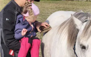 Elenka vyhrála boj o život. Teď bojuje o první kroky.