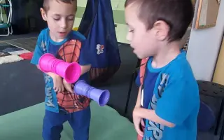 Pomozme Tádovi držet krok s bráchou