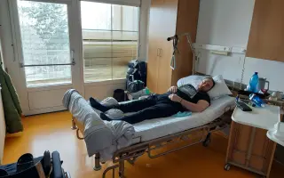 Táta na vozíku chce znovu stát na nohou pro svého syna