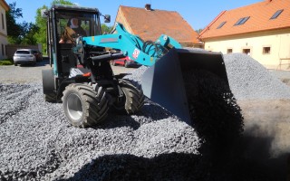 Dláždění klášterního areálu bosých karmelitek