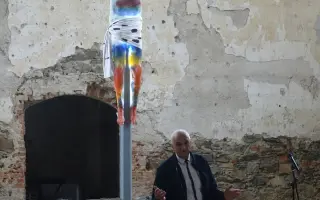Obec Všekary & David Vávra: skleněný Kristus v poutním kostele na hranici Sudet