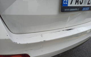 Oprava automobilu pro Tínku, které někdo naboural na ZTP místě a ujel
