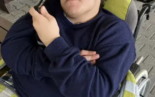 Rozbitý motor nás nezastaví: Cesta k samostatnosti pro tři hrdiny na vozíku