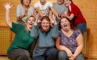 Noc v náruči včel: Postavme Apidomek pro váš dokonalý relax 🐝✨