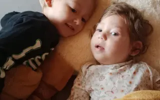 Pomoc pro Nelinku: terapie a pomůcky pro holčičku s dětskou mozkovou obrnou