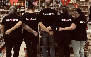 Toxický kouř zničil prodejnu Daroland. Pomozte Lucii začít znovu.
