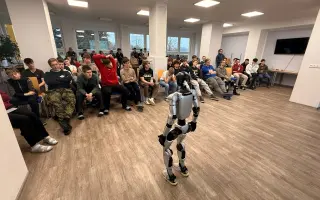 Společně vraťme humanoidního robota do škol.