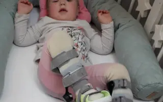 Dejme Julince šanci na první krůčky díky rehabilitaci