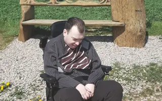 Pomozme mladému muži s Dravetovým syndromem radovat se každý den