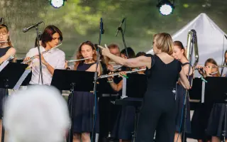 Pomozte mladým talentům zazářit na mezinárodní scéně.