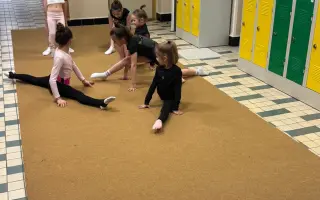 Pomozte gymnastkám zpátky na koberec