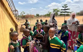 Pomozme masajským dětem: Na opravu školky, vybavení a stravu