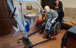 Zachraňte ohroženou pomoc lidem po úrazech