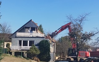 Nový dům pro Julinku a Kubíčka, jejich dům byl označen dvěma křížky = demolice