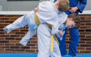 Pojďte bojovat spolu s námi! Nejdřív za tělocvičnu, potom v tělocvičně…