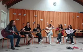 Přispějte na nástroje pro dětský kytarový soubor