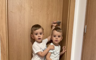 Ortézy pro dvojčátka Šimonka a Štěpánka