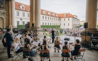 Pomozte mladým talentům zazářit na mezinárodní scéně.