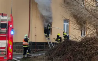 Sanitáři Lenka a Lumír pomáhají nemocným, po požáru sami pomoc hledají