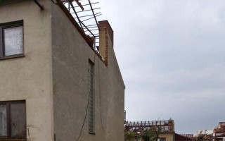 Pomozte opravit dům po ničivém tornádu manželům Peterkovým z Moravské Nové Vsi