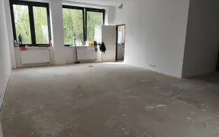 Toxický kouř zničil prodejnu Daroland. Pomozte Lucii začít znovu.