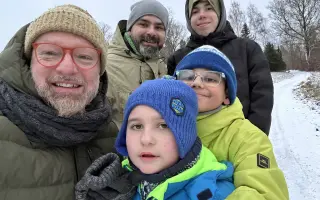 Dva neslyšící tátové pro Martínka: Pomozte nám vybudovat bezpečný pokoj