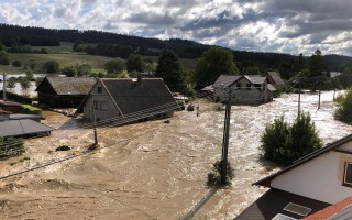 Pomozme Brantickému dvorku po povodních a požáru