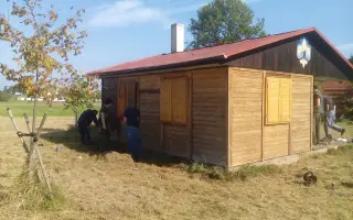 Stavba nové skautské klubovny místo původní, kterou zapálil neznámý pachatel