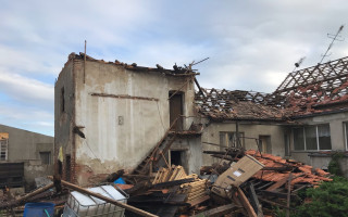Pomozte Macinkovým opravit domy, které zasáhlo tornádo