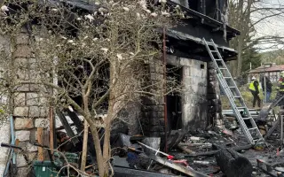 Pomozte našim rodičům vrátit se domů: Chata čtyř generací lehla popelem