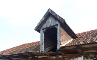 Oprava střechy stáje