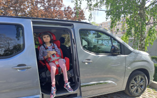 Nové větší auto pro Kačenku na vozíčku