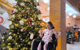 Pomozme Emičce s přepravou díky autu s nájezdovou rampou