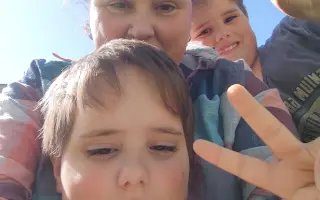 Bezpečný domov pro dvojčata po útěku od násilí
