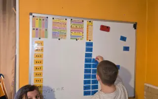 Pomozme sourozencům s autismem k bezpečnému prostředí, učení a komunikaci.
