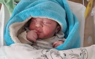 Pomoc pro dvoutýdenního Páťu, kterému maminka zemřela po porodu