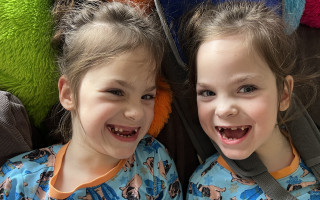 Další rok pomoci pro Karolínku a Rozárku, dvojčata s dětskou mozkovou obrnou
