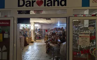 Toxický kouř zničil prodejnu Daroland. Pomozte Lucii začít znovu.
