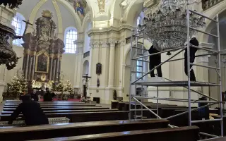 Velká oprava křišťálového lustr v hejnickém chrámu