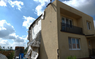 Pomozte Hubáčkům s opravou domu, který zasáhlo tornádo