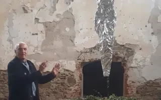 Obec Všekary & David Vávra: skleněný Kristus v poutním kostele na hranici Sudet