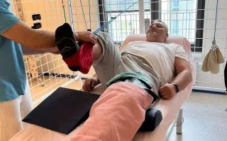 Pomozte Karlovi zpět do života: schodišťová plošina pro návrat ven