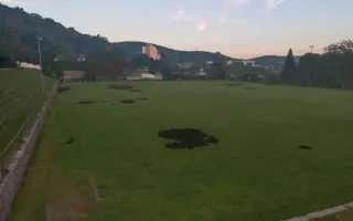 Oplocení fotbalového hřiště proti divokým prasatům