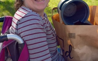 Maminka třech dětí s roztroušenou sklerózou potřebuje obstarat chod domácnosti