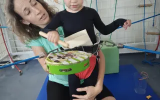 Elenka vyhrála boj o život. Teď bojuje o první kroky.