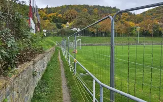 Oplocení fotbalového hřiště proti divokým prasatům