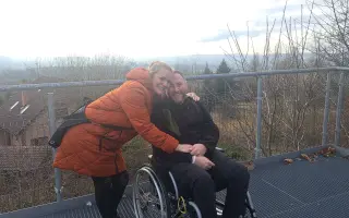 Táta na vozíku chce znovu stát na nohou pro svého syna