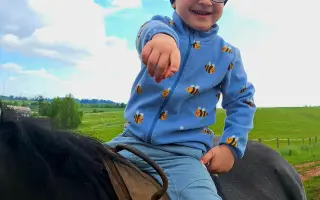 Maminka je po nehodě v nemocnici, buďme oporou pro Lucase a jeho bratra