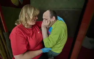 Pomoc dědečkovi s péčí o nemocného Davídka