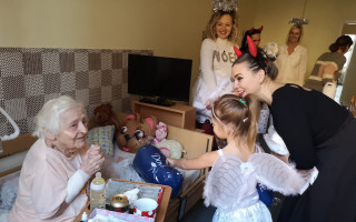 Mikulášská nadílka u babiček a dědečků v domovech pro seniory
